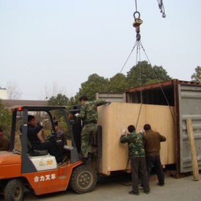 Погрузка упакованного оборудования в контейнера