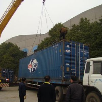 Погрузка контейнеров на автотранспорт для доставки в порт отправления
